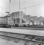 859326 Afbeelding met van links naar rechts de electrische locomotief nr. 1127 (serie 1100), de diesel-electrische ...